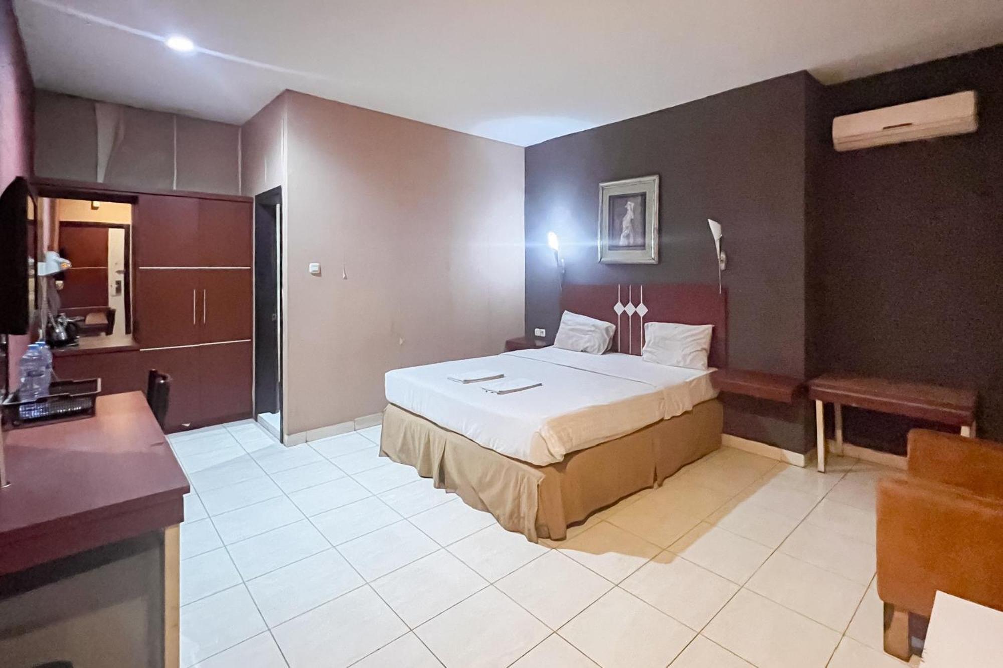 Urbanview Trisula Hotel Makassar Exteriör bild