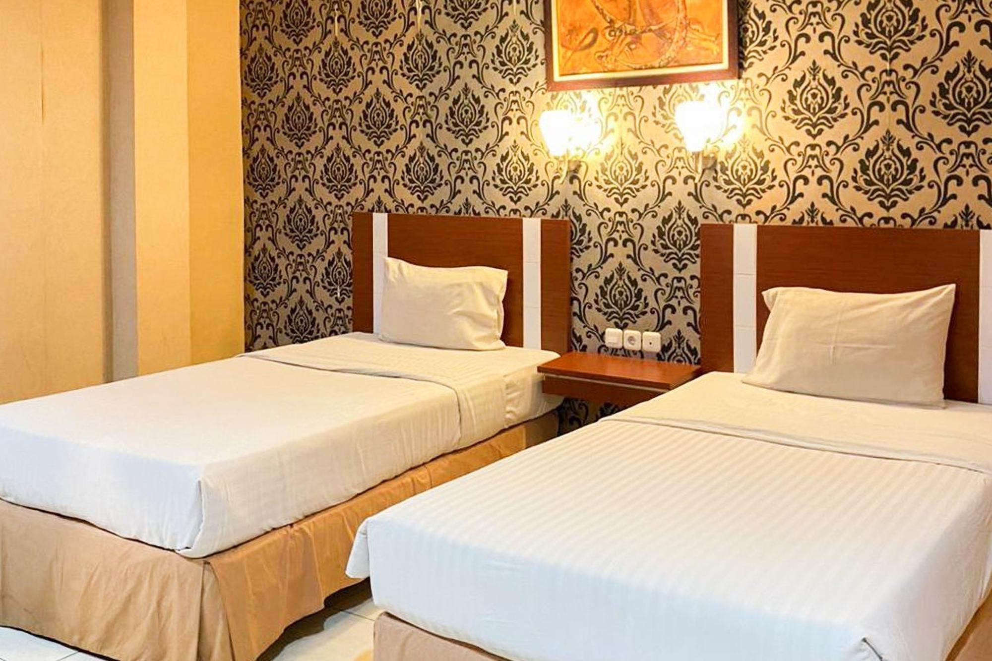 Urbanview Trisula Hotel Makassar Exteriör bild