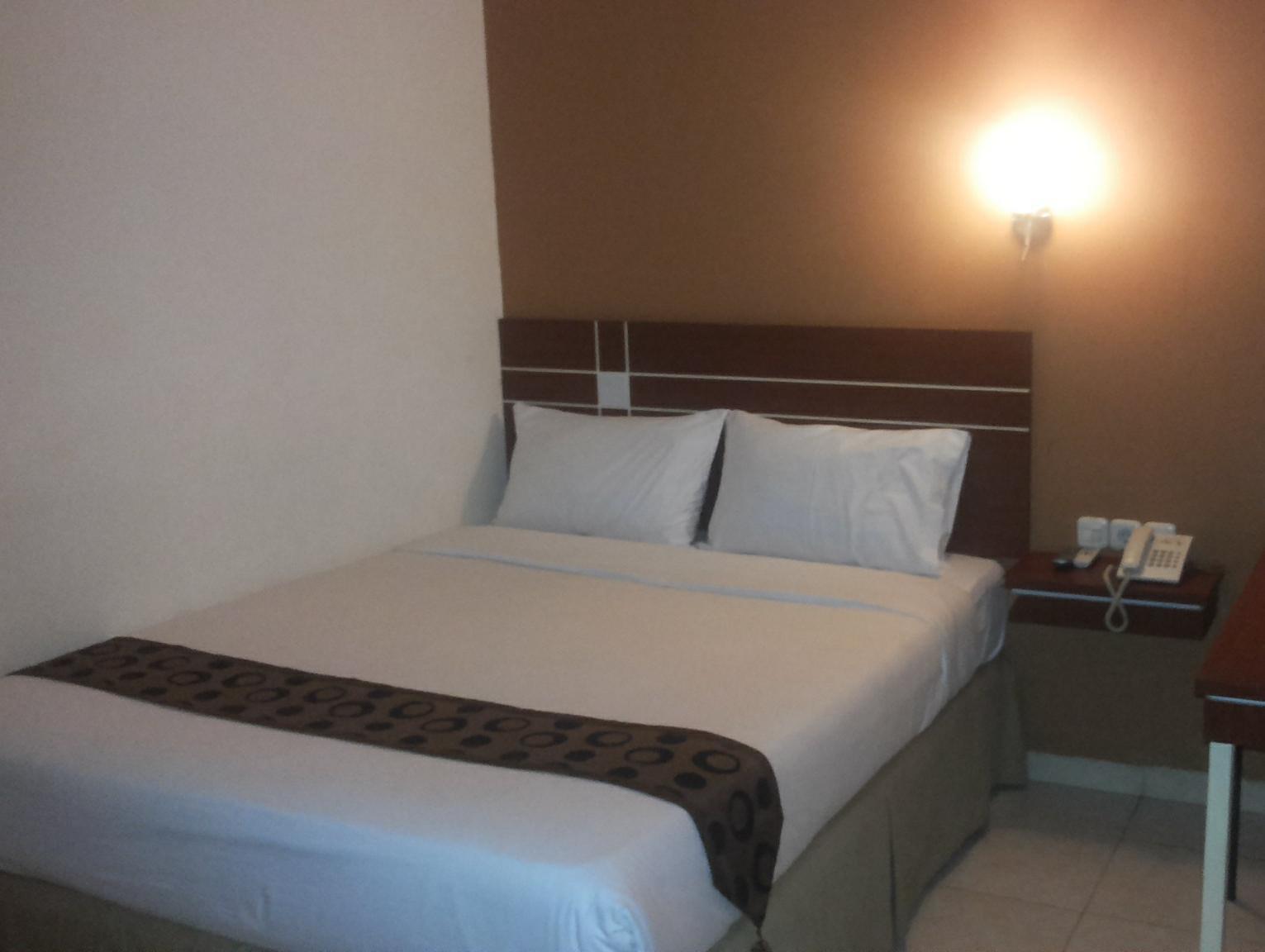 Urbanview Trisula Hotel Makassar Exteriör bild
