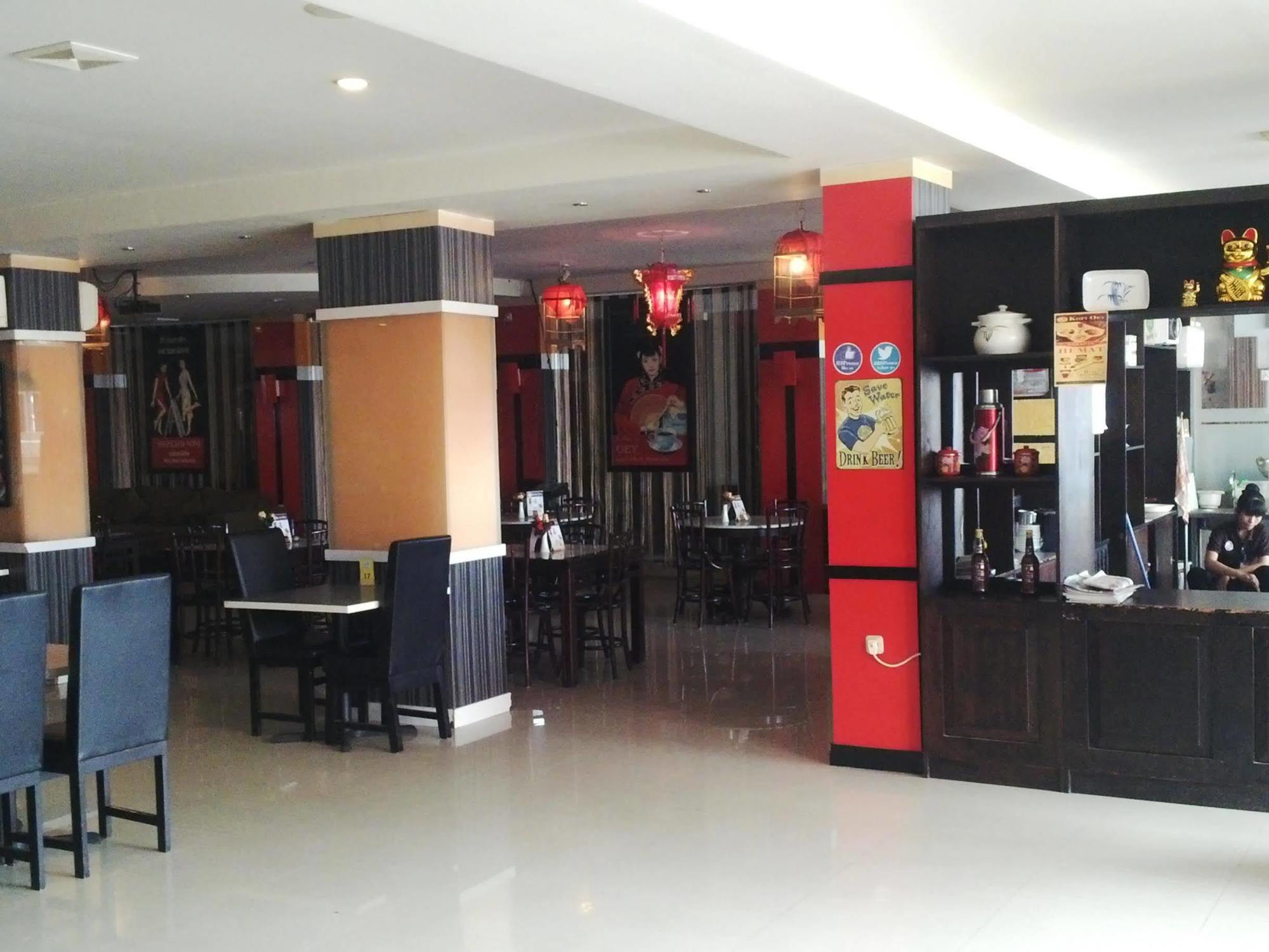 Urbanview Trisula Hotel Makassar Exteriör bild
